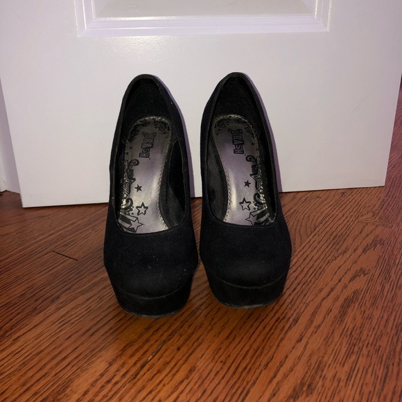 Black Heels - Picture 2 of 3